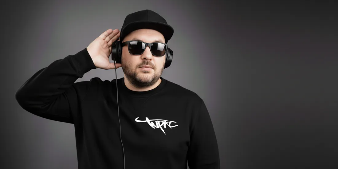 DJ Lito im schwarzen Pullover mit Kopfhörern