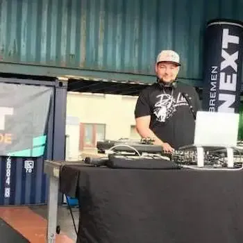 DJ Lito am DJ-Pult auf der Bühne von Radio Bremen Next